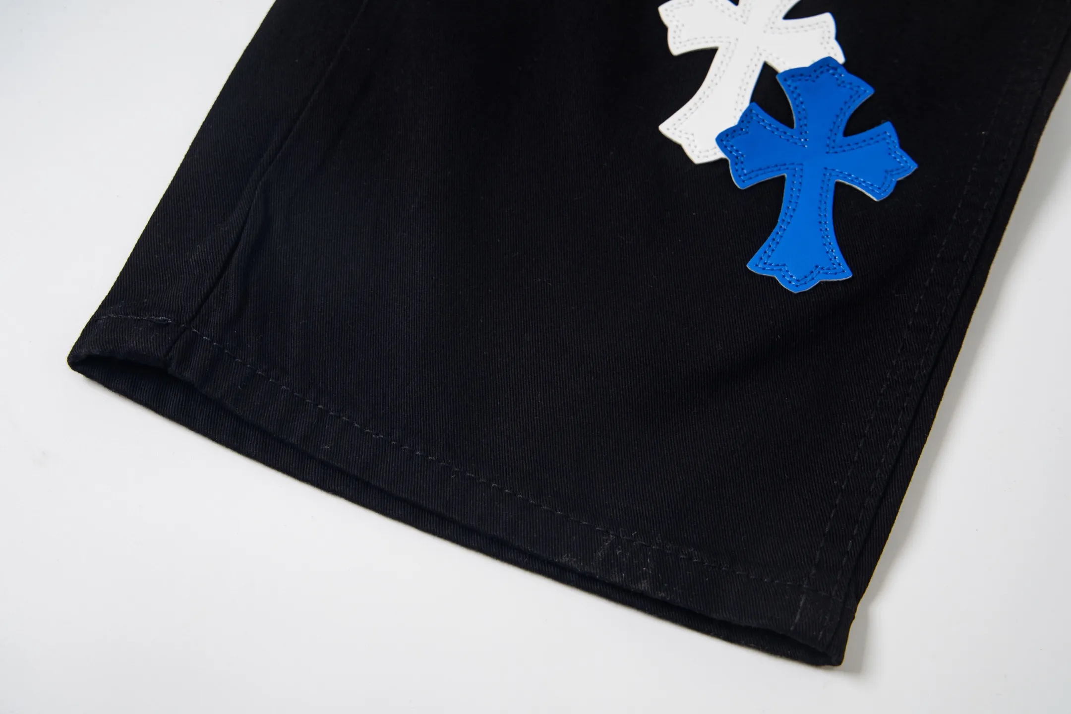P260 Chrome Hearts Chrome Hearts black denim with white and blue multi-leather hot jeans. CH jeans need to be washed and then disassembled and hand-stitched with sheepskin cross leather and then spliced ​​to complete. The whole piece has too many craftsmanship to explain. The patchwork cross pattern is embellished, and the high-waisted washed jeans! ! Absolutely high-end luxury products, god-level single products, super popular products, made with top heavy industry, a magic weapon that cannot be missed. About Kroxin This is an extremely luxurious fashion brand, which can also be called the aristocrats of the high street. It has always been an exclusive brand for some hipsters or rich second generation. Compared with ordinary high streets, it is more luxurious and noble. Compared with luxury brands, it has a more fashionable personality and has always been a brand that I have a special liking for. Style number: 1765# Color: black Size: 28 30 32 34 36